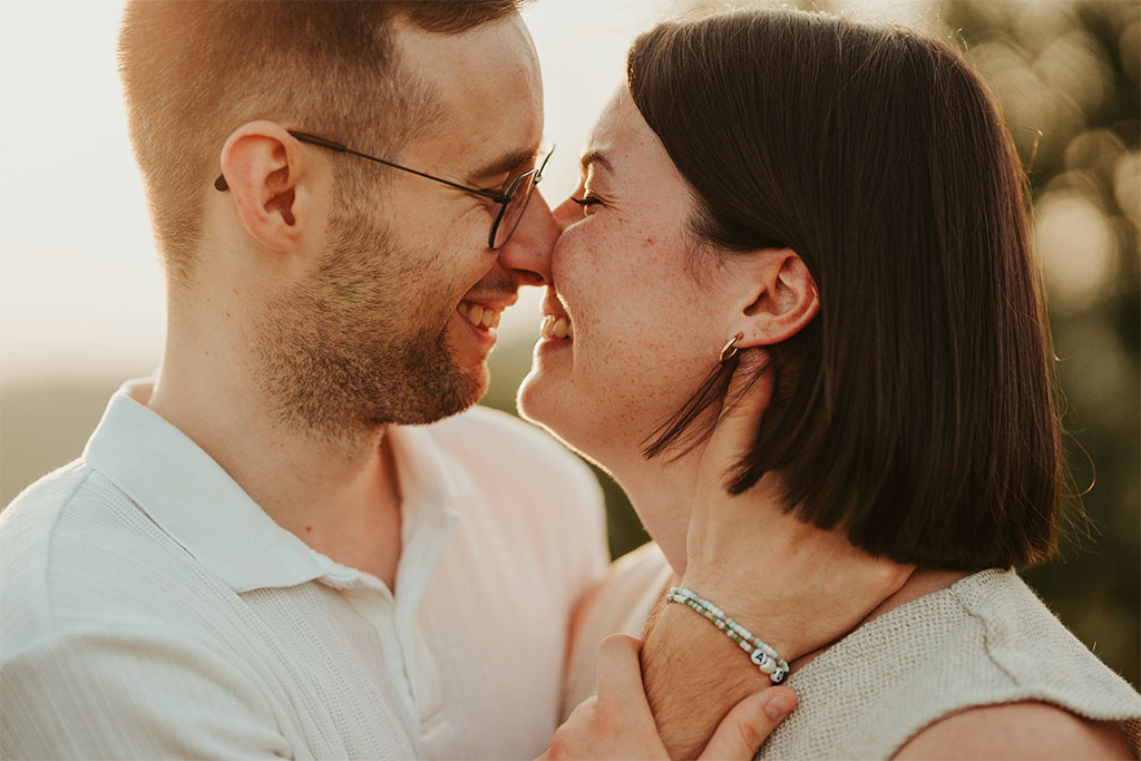 Ein glückliches Paar während der Golden Hour zum Sonnenuntergang in den Weinbergen. Paarfotografie am Kaiserstuhl