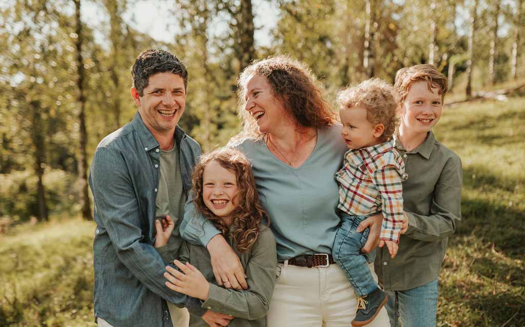 Herzlich lachende Familie am Kaiserstuhl