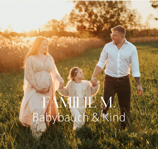 Familie bei Babybauchshooting läuft durch Blumenwiese bei Sonnenuntergang am Kaiserstuhl Kundengalerie