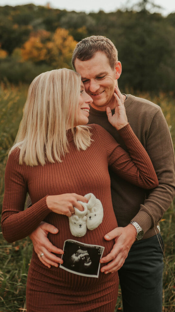 Liebende Eltern innig bei Babybauchshooting mit Ultraschallbild in Endingen am Kaiserstuhl