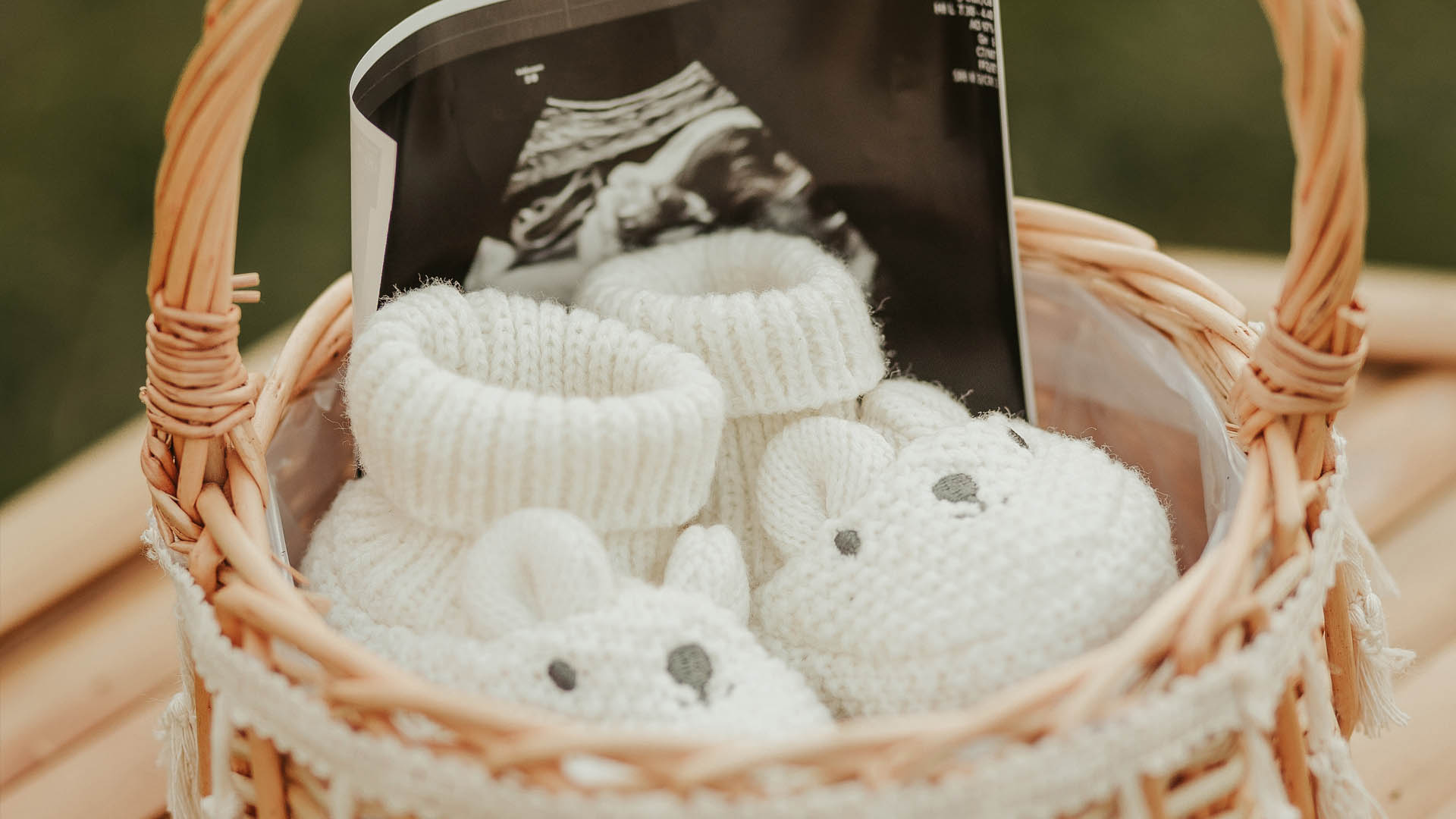 Detailbild von einem Ultraschallbild und Schühchen voller Vorfreude bei Babybauchshooting am Kaiserstuhl