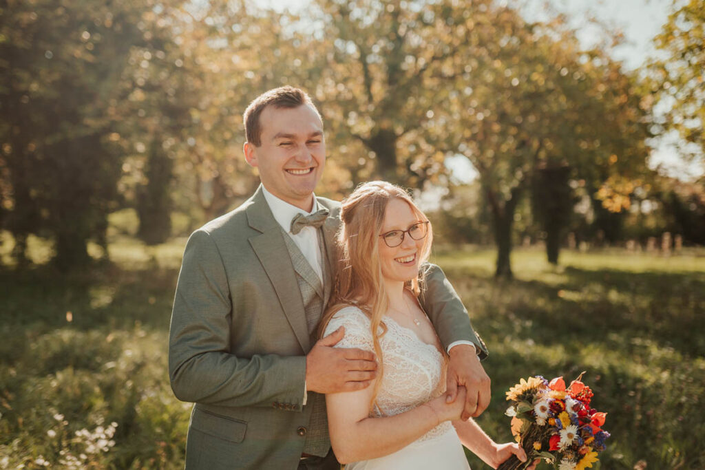 Brautpaar freut sich auf Hochzeitstag am Kaiserstuhl